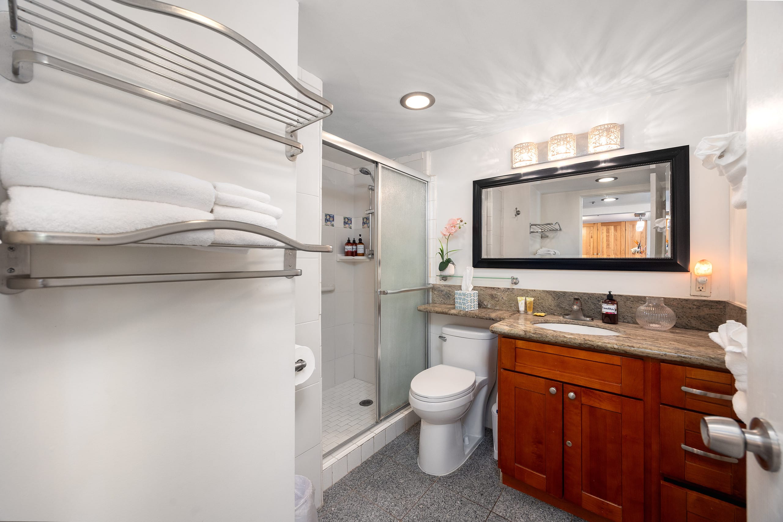 Condo in Honolulu · ★4.86 · Studio · 3 beds · 1 bath - Image 31