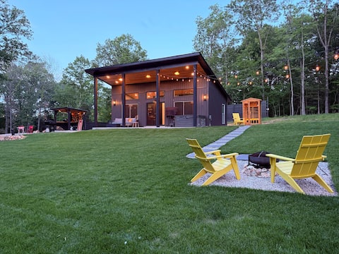 Luxury Couples Retreat with Hot Tub and Sauna