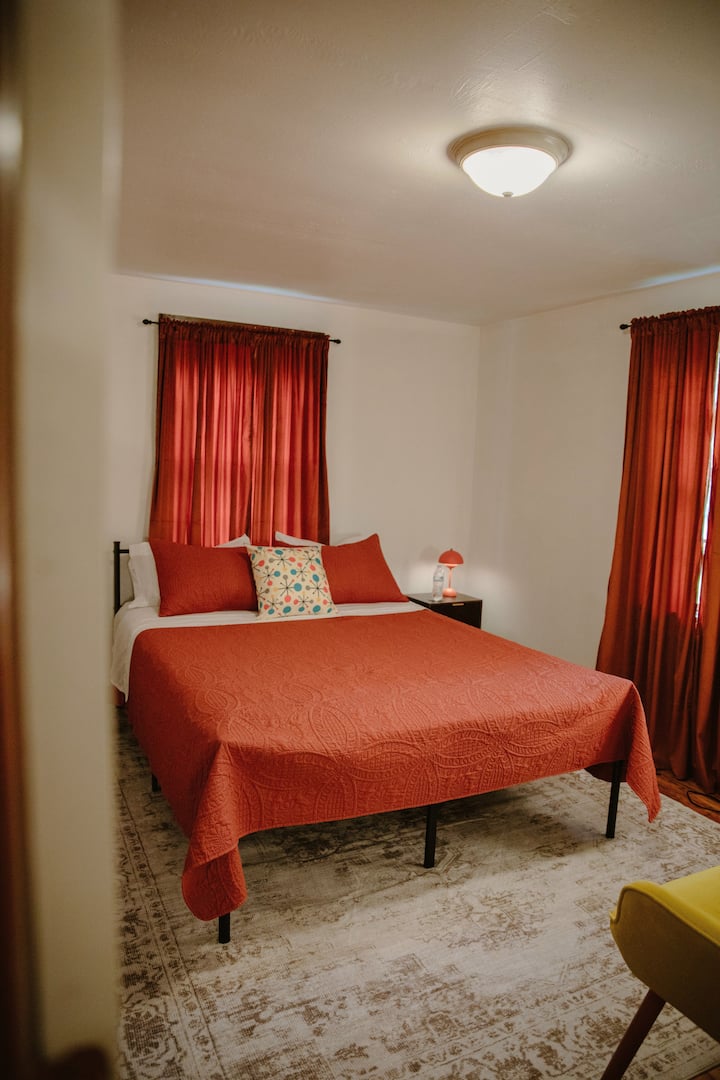 „Oranžová izba“
Pohodlná spálňa s manželskou posteľou a pohodlnou posteľnou bielizňou.
2 pevné vankúše a 2 vankúše z páperia. 
Obal na matrac, chránič, chrániče vankúšov – čisté a svieže pre vás!