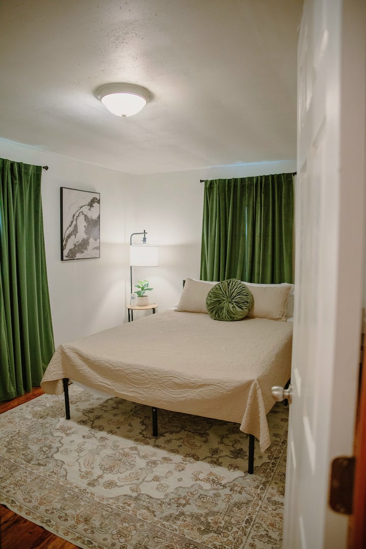 „Zelená izba“ 
Pokojná spálňa, manželská posteľ, pohodlná posteľná bielizeň, 2 pevné vankúše a 2 vankúše z peria. 
Obal na matrac, chránič, chrániče vankúšov – čisté a svieže pre vás!
