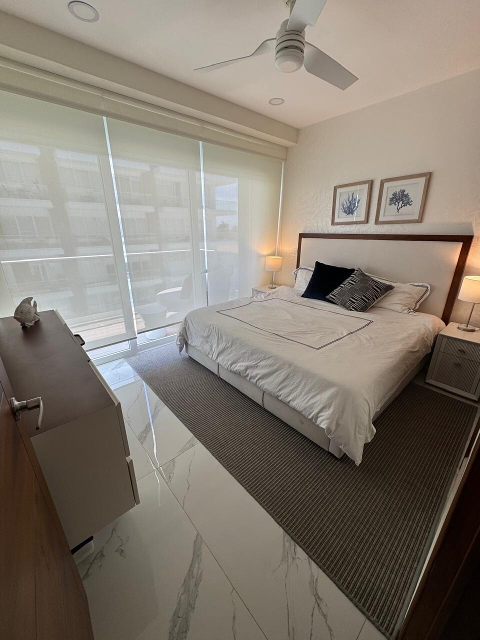 בחדר השינה יש מיטת קינג סייז ומיטת הזזה קטנה לקטין אחד