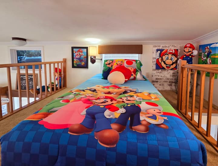 Lofti, i dekoruar me Mario dhe Luigi, dhe i përcaktuar si një zonë gjumi, ka një krevat dopio, ki parasysh se lartësia e tavanit është vetëm 4 këmbë