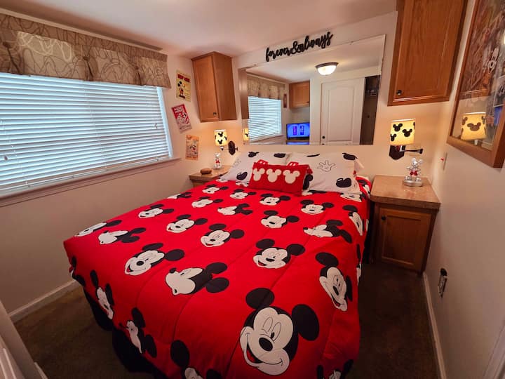 Hlavná spálňa s manželskou posteľou, šatníkom a televízorom  