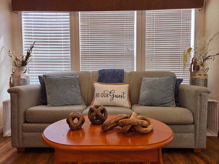 Rozkladacia pohovka v obývacej izbe s matracom s pamäťovou penou veľkosti Queen. 