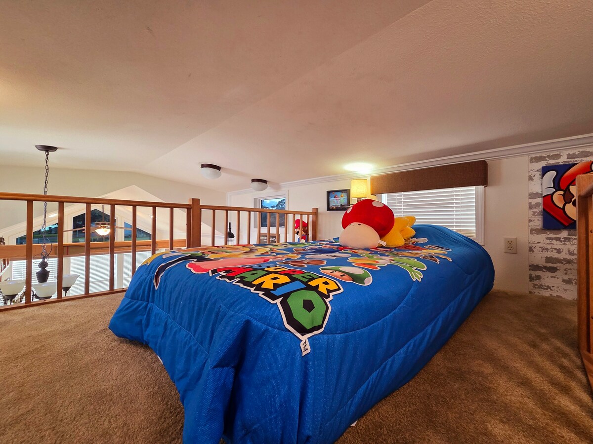 تحتوي الشقة العلوية، المزينة والمخصصة كمنطقة نوم، على سرير مزدوج، لاحظ أن ارتفاع السقف هو 4 أقدام فقط