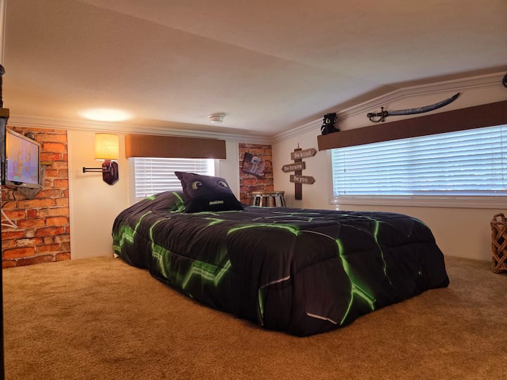 Spálňa 2 je zariadená a navrhnutá ako spálňa pre deti s jednolôžkom.
Upozorňujeme, že výška stropu v centrálnej oblasti je 1,2 metra.