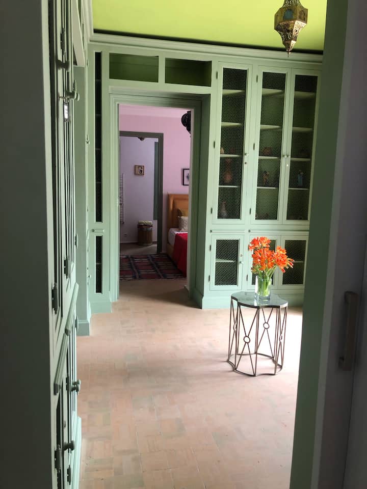 这间客房位于小露台的正前方，可安排为1张大双人床或2张独立的单人床。  冬季还提供暖气，与别墅的中央暖气相连。