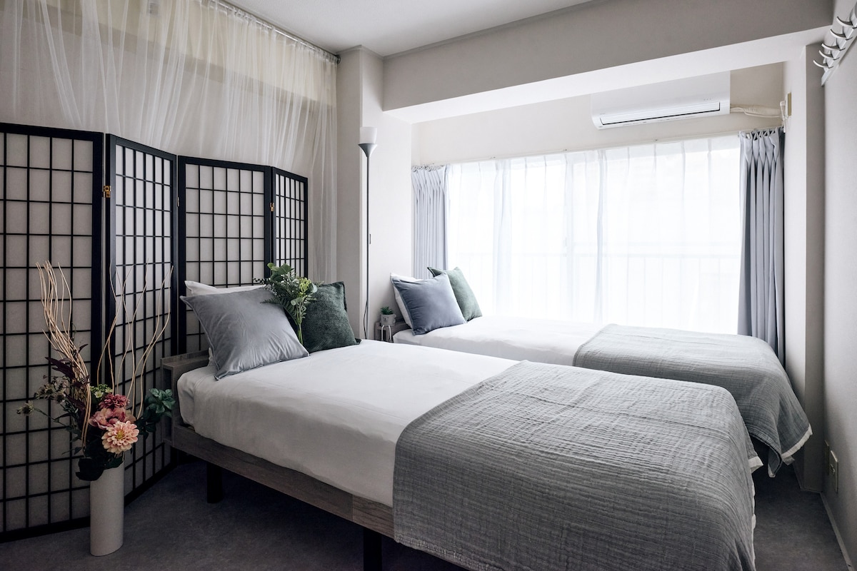 غرفة نوم هادئة مع قسم مثير للإعجاب على طراز الباب المنزلق وستائر شفافة ناعمة.يمكن وضع سريرين مفردين جنبًا إلى جنب لتشكيل سرير بحجم كينج.الفراش كله بلون رمادي فاتح، ويمكنك النوم بشكل مريح مع ستائر التعتيم ومكيف الهواء الفردي.