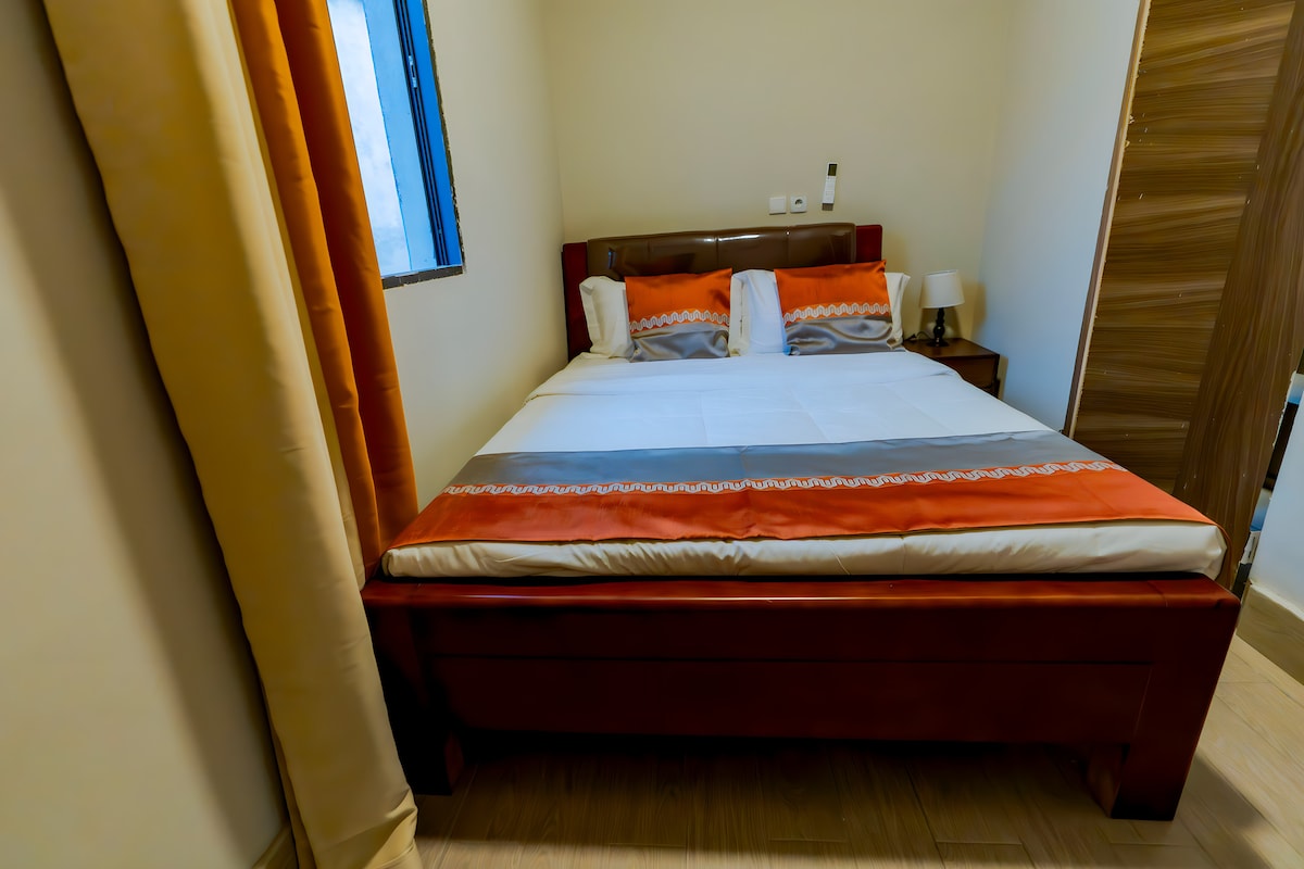 Bedroom 1 image 2