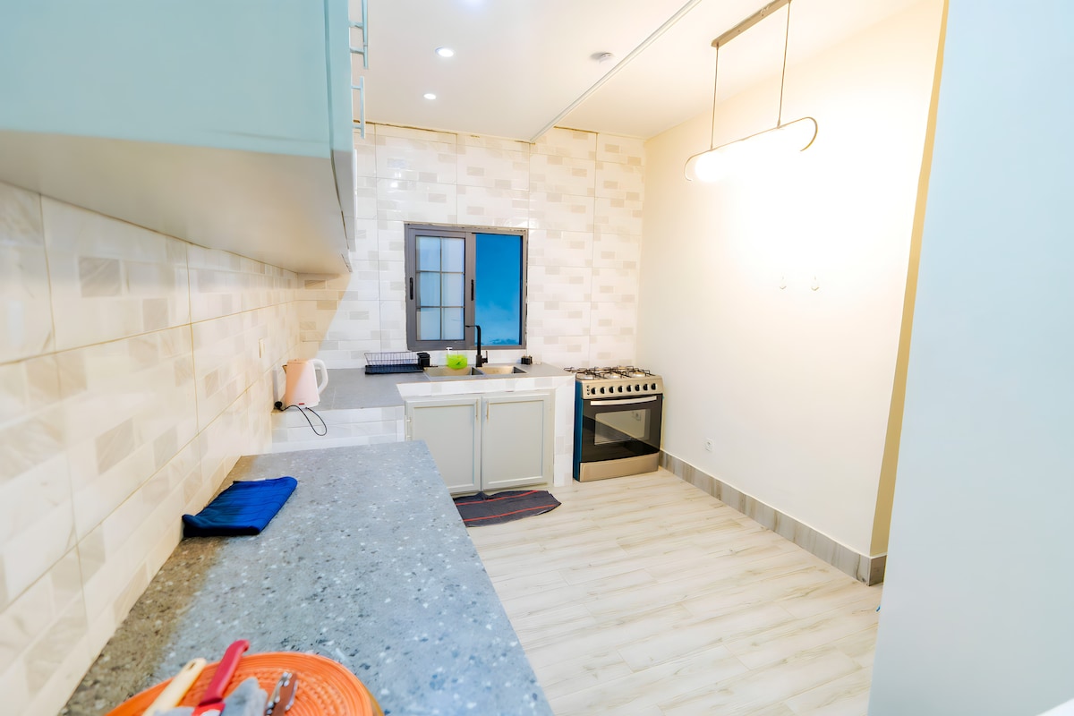 Full kitchen image 2