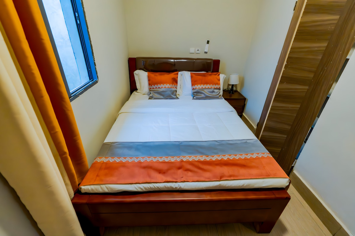 Bedroom 1 image 3