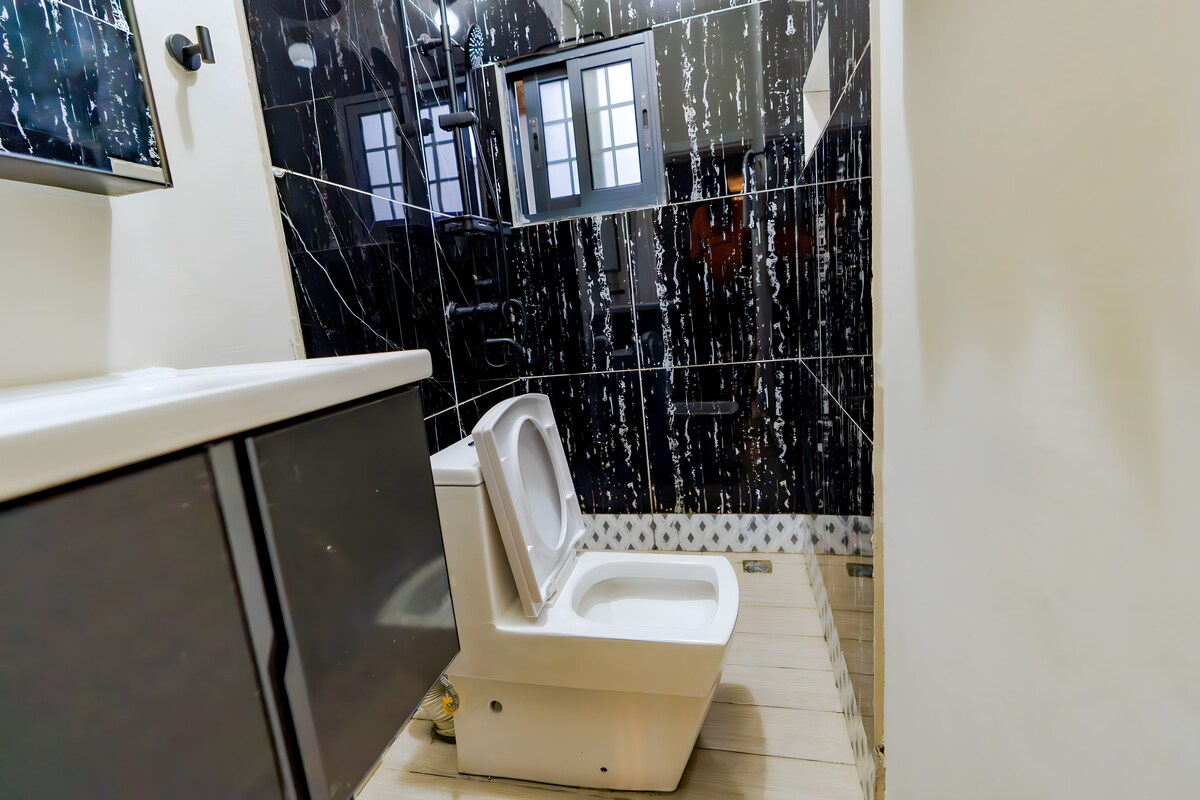Full bathroom 1 image 1