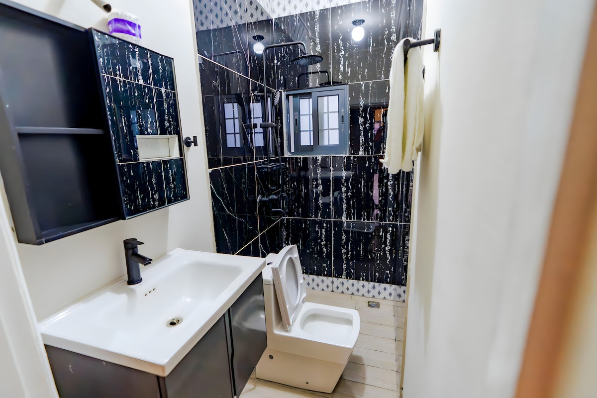 Full bathroom 2 image 1
