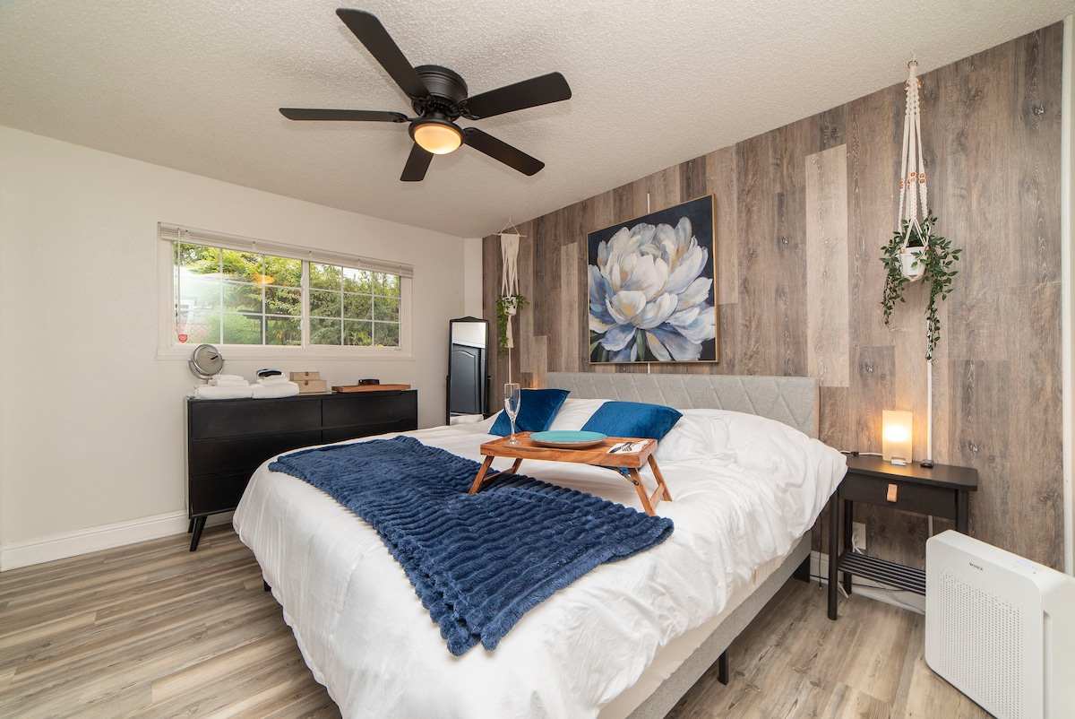 Dhoma e gjumit nr. 2 është një suitë master me krevat dopio "king", çarçafë pambuku dhe jastëkë me fortësi të ndryshme. Përfshin një banjë të bashkangjitur, karikues të shpejtë, Alexa, një pastrues ajri, një komo dhe një dollap të madh me një raft bagazhesh.