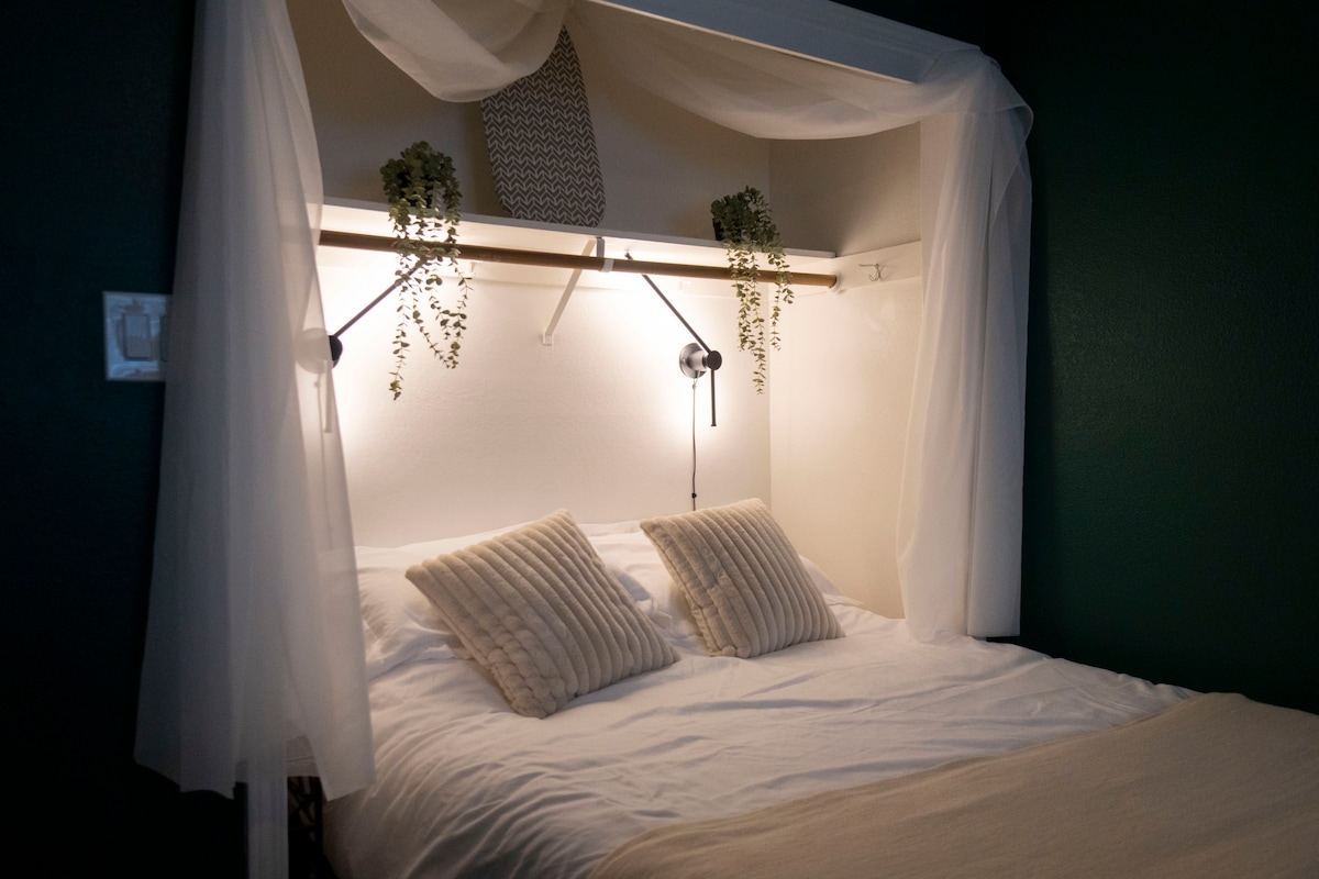 Kjo dhomë gjumi e rehatshme 1 ka ndriçim të butë, perde të rrjedhshme me tendë, jastëkë të butë dhe dekor të qetë, duke krijuar një pushim të qetë dhe intim, i përsosur për t'u çlodhur dhe për të fjetur një natë të qetë.