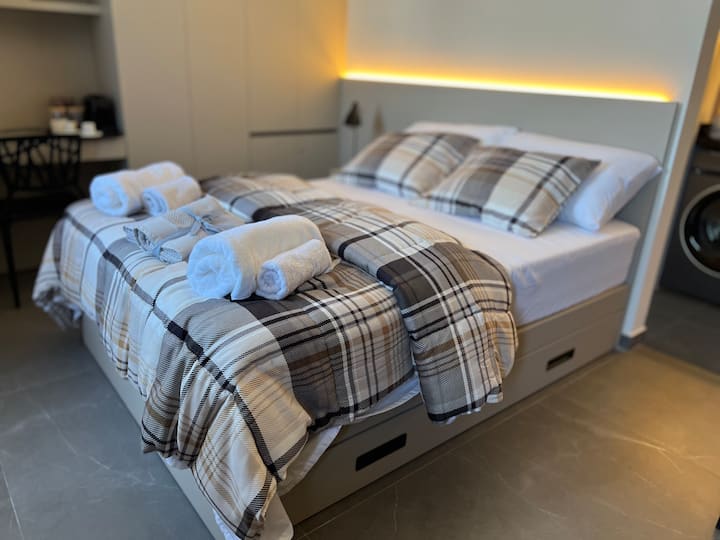 Სუფთა ზეწრები, ძალიან კომფორტული ლეიბი და შესანიშნავი ბალიშები 5-ვარსკვლავიანი კომფორტული ძილის საშუალებას მოგცემთ. 
Ბიოლოგიური საწოლის გვერდით ნათურის გასწვრივ თავდაპირველად გამოიგონეს ნასას ISS ასტრონავტებისთვის. Ის, ძირითადად, გადააყენეთ თქვენი საათი, რომ ხარისხიანი ძილი მოგანიჭოთ. 