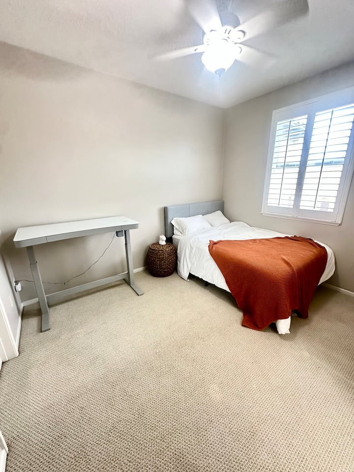 מיטה בגודל מלא ו/או חלל עבודה ייעודי עם שולחן עבודה עומד.