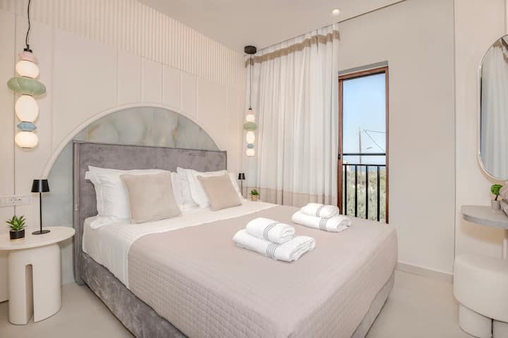 Chumba hiki cha kulala kina kitanda cha ukubwa wa Malkia (m 1.60 x m 2.00) na bafu lenye bafu la kusimama