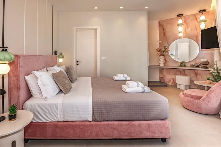 Chumba hiki cha kulala kina kitanda cha ukubwa wa Malkia (m 1.60 x m 2.00) na bafu lenye bafu la kusimama.