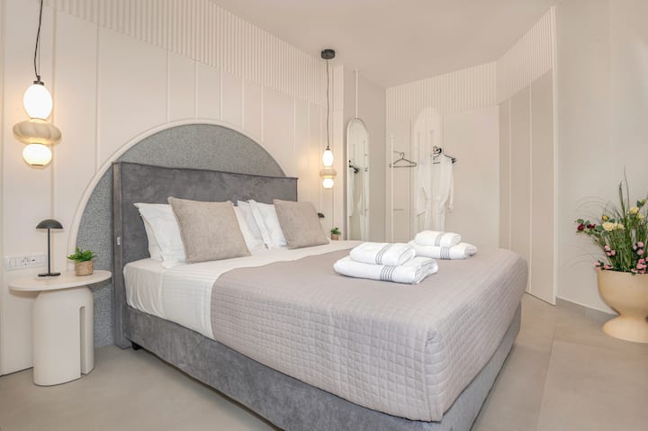 Chumba hiki cha kulala kina kitanda cha ukubwa wa Malkia (m 1.60 x m 2.00) na bafu lenye bafu la kusimama