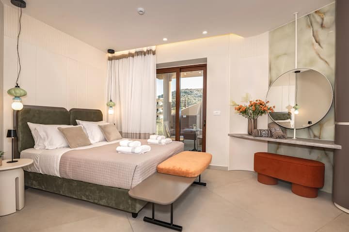 Chumba hiki cha kulala kina kitanda cha ukubwa wa Malkia (mita 1.60 x 2.00) na bafu lenye bafu la kusimama