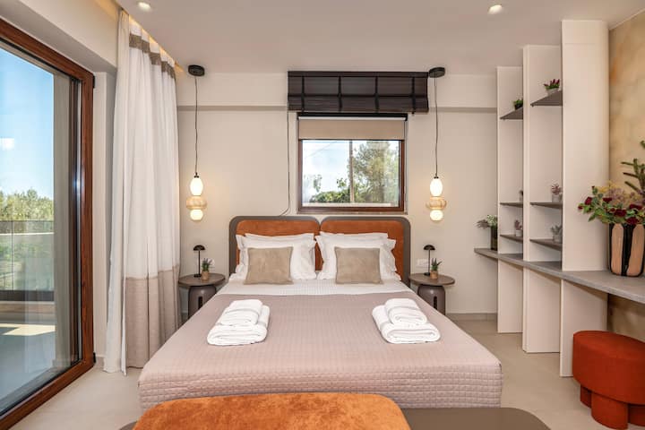 Chumba hiki cha kulala kina kitanda cha ukubwa wa Malkia (m 1.60 x m 2.00) na bafu lenye bafu la kusimama.