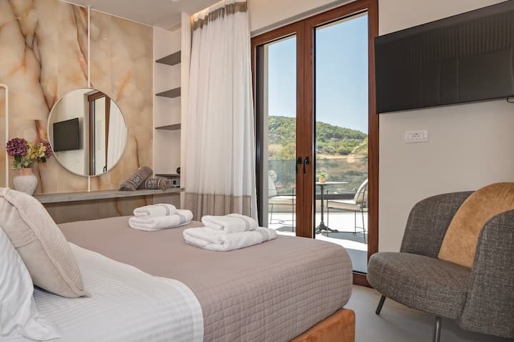 Kila chumba cha kulala kina vistawishi vilivyopangwa kwa uangalifu kama vile televisheni za 43", meza za ubatili zilizo na vioo, skrini za dirisha, mapazia ya kuzima, mashine za kukausha nywele na vitu muhimu vya bafuni.