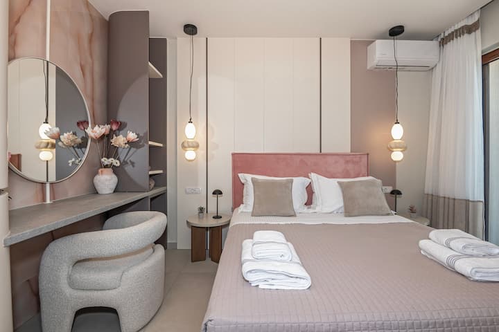 Chumba hiki cha kulala kina kitanda cha ukubwa wa Malkia (m 1.60 x m 2.00) na bafu lenye bafu la kusimama