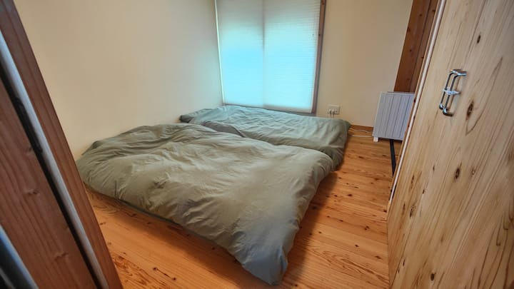 2人でお部屋を使う場合、このような感じです。広くはないです。
廊下も荷物置いたりで使っていただいて構いません。

寝室は、2部屋あります。2名ずつ寝ることができます。