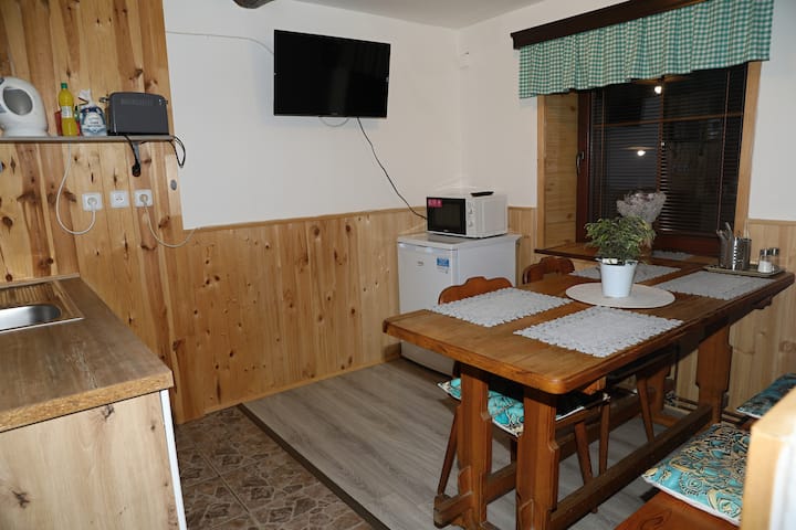 Kuzhinë plotësisht e pajisur