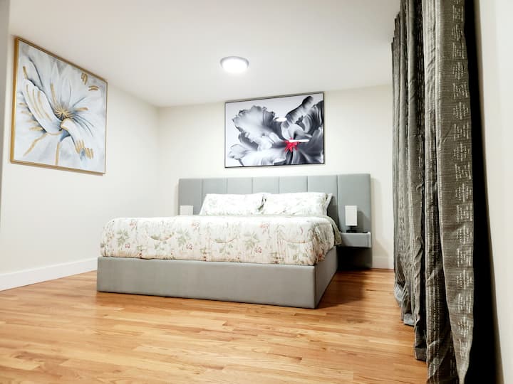 Bračni krevet • Privatna kupaonica • Smart TV od 65″
Prostrani glavni apartman s luksuznim bračnim krevetom, privatnom kupaonicom i pametnim televizorom od 65″ savršen je za udobnost i privatnost.