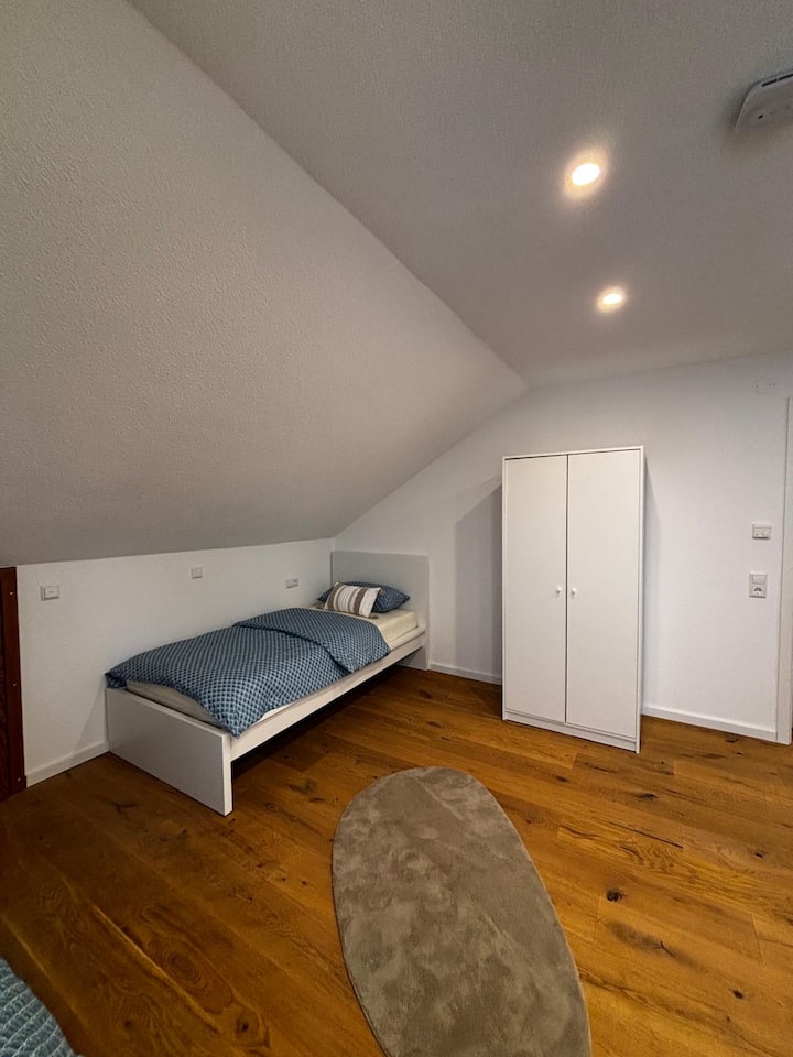 非常适合家人或朋友入住：3张单人床（90 × 200），光线充足，衣柜和电动百叶窗，夜间安静。