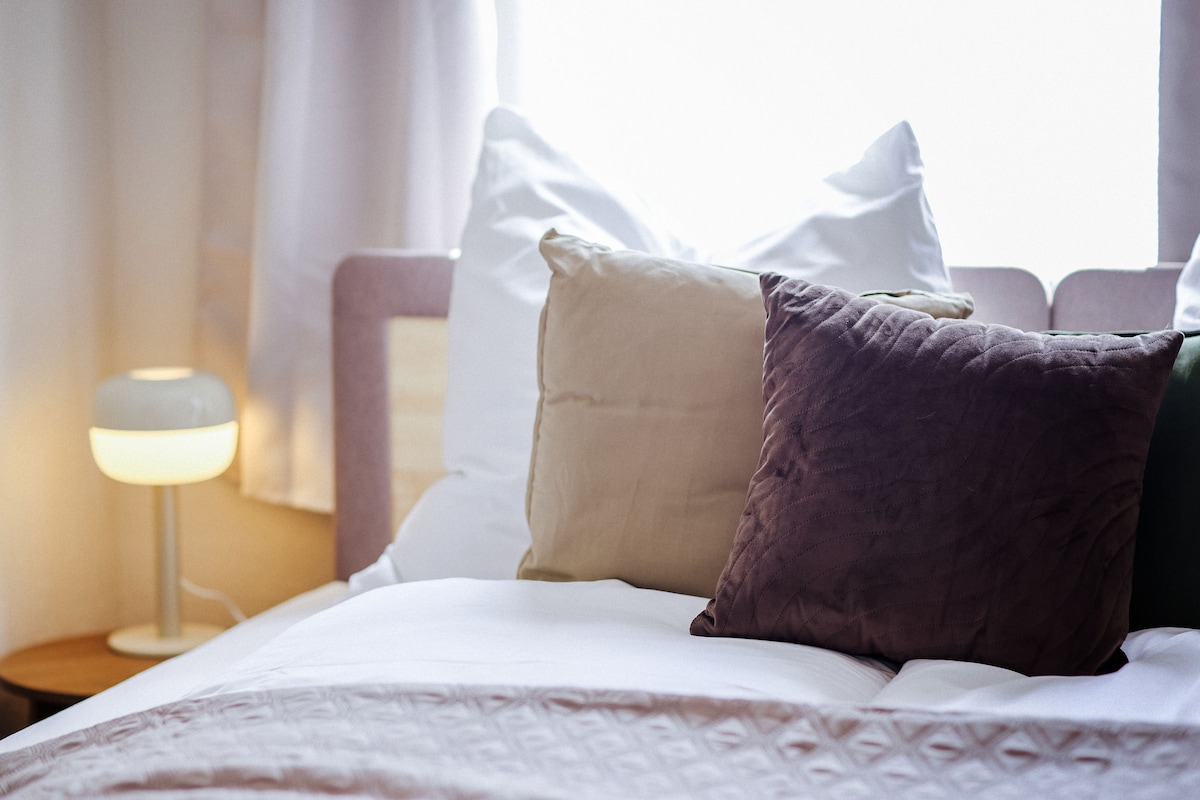 מיטה בגודל 180x200. אפשר גם להפריד את המיטות (2x90 רוחב)