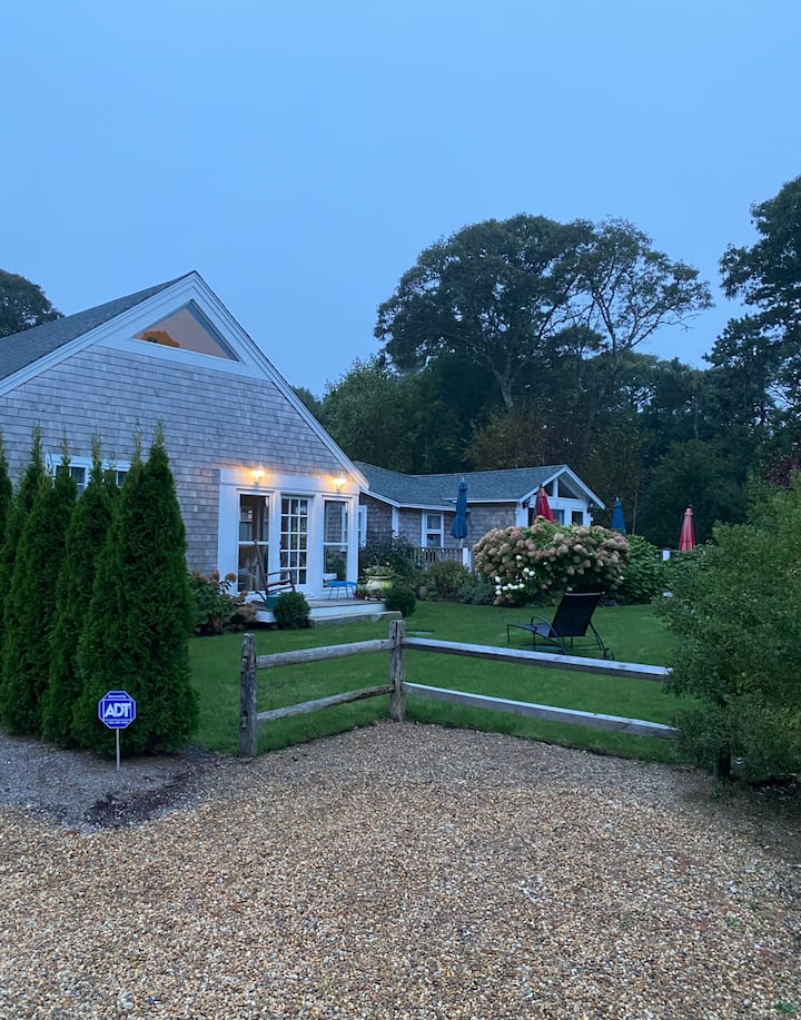 Modern Garden Guest Cottage Near Eastville Beach - Edgartown, MA