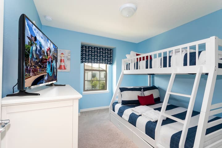 - Kinderkamer met tv en stapelbed  
- Heldere kleuren en speels decor  
- Perfecte ruimte voor kleine reizigers  
