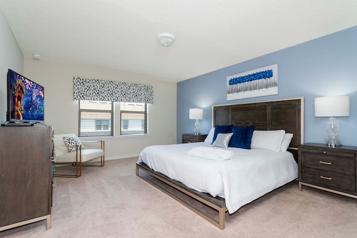 - Ruime kingsize suite met veel natuurlijk licht en frisse blauwe decoratie  
- Comfortabel beddengoed, modern meubilair en een rustgevende kamerindeling  
- Ideale ontspanningsruimte na lange leuke dagen in de themaparken van Orlando  