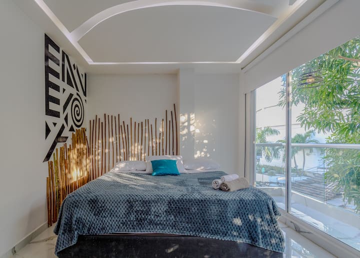 ️ Chambre 2 : premier étage
 Jusqu'à 3 personnes | 3 lits doubles | Salle de bain privée | ❄️ Climatisation |  Wi-Fi + garde-robe