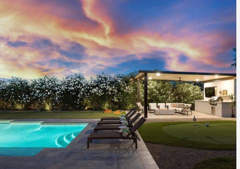 Top Airbnb: Gilbert Resort w/ Pool, Theater & MiniGolf•Sleep16 in Gilbert
