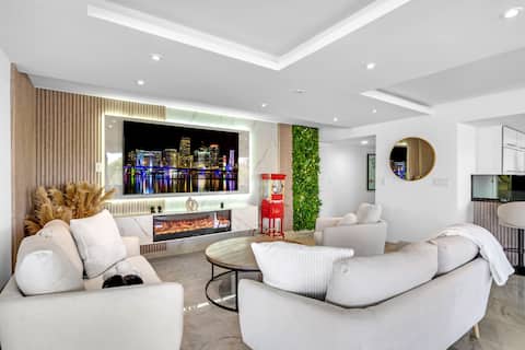 Popular Airbnb listing: 2200sqft Waterfront Luxe Condo Close to beach in Hallandale Beach