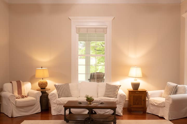Historic Downtown Fairburn Home W/ Porch & Yard - Fairburn, GA