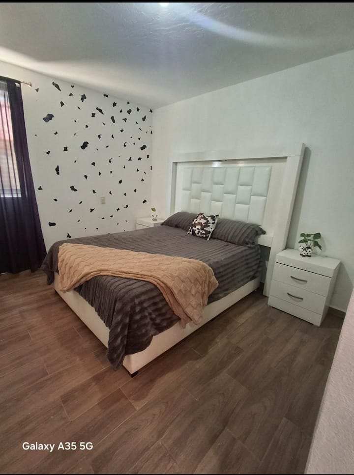 chumba cha kulala chenye starehe, angavu, chenye kitanda cha watu wawili, sehemu iliyoundwa kwa ajili ya mapumziko, iliyozungukwa na ukimya na mazingira ya asili.