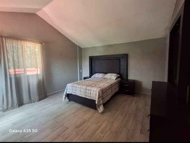 Chumba cha kulala cha tatu kilicho na kitanda kizuri na mazingira mazuri, bora kwa wale wanaotafuta mapumziko tulivu yaliyozungukwa na mazingira ya asili.