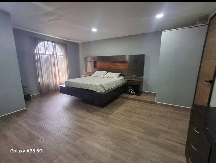 chumba cha kulala chenye mwangaza wa asili, kitanda kizuri na bora kwa ajili ya kupumzika baada ya siku moja nje