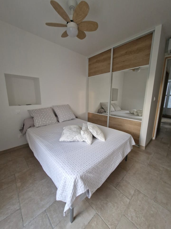 Chumba cha kulala cha 1 chenye kiyoyozi na feni ya dari