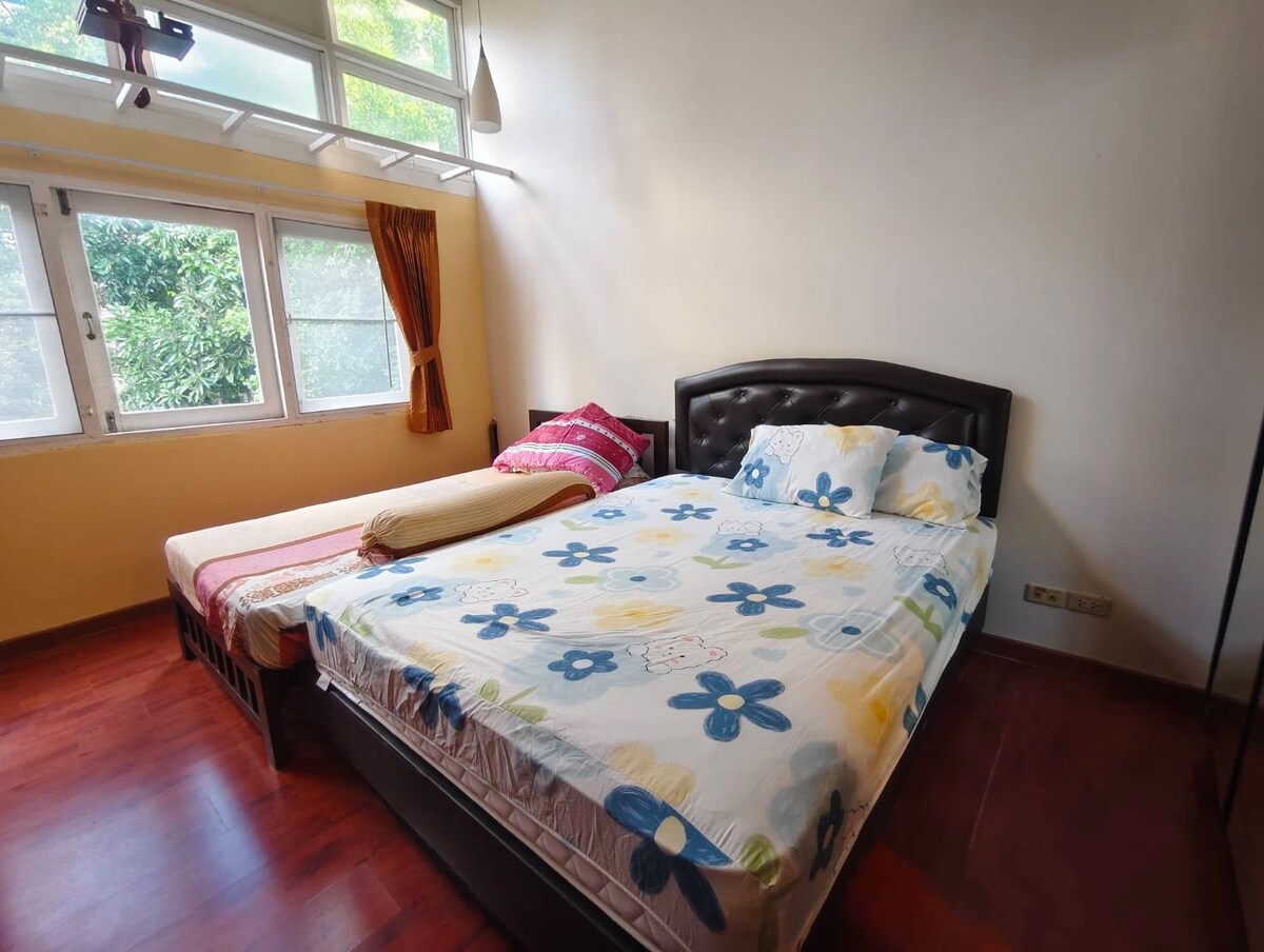 חדרי השינה בקומה השלישית מחולקים לשני צדדים, בכל צד יש 2 מיטות, מיטת קווין סייז אחת ומיטת יחיד אחת. בכל חדר יש מיזוג אוויר ומזרנים נוחים, כריות ושמיכות.