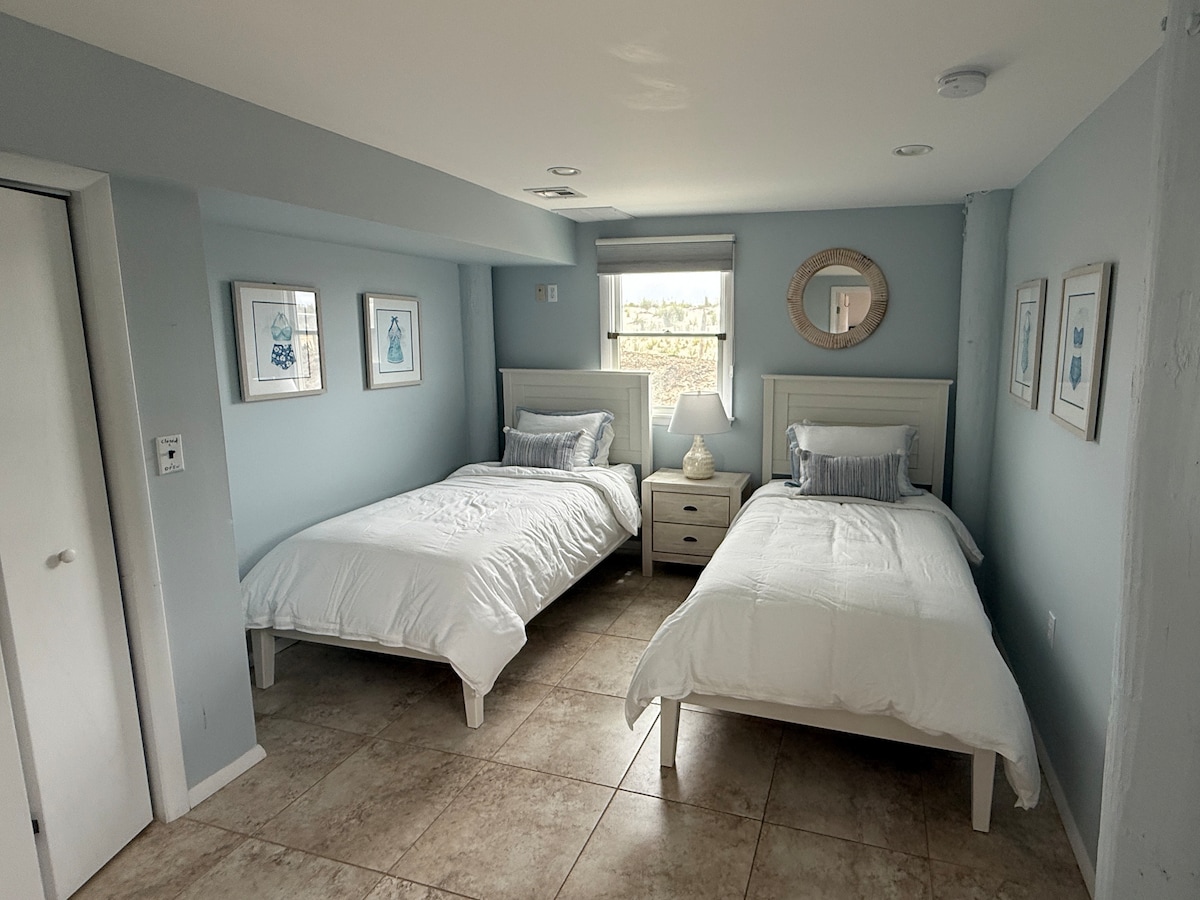 намира се на първия етаж
