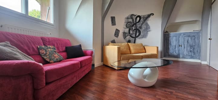 הספרייה משמשת כחדר השינה החמישי עם ספה נפתחת 