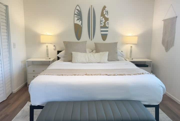 在海滩或活动度过愉快的一天后，您可以回到宁静的主卧室，安稳入睡。 房间采用舒缓的色彩装饰，您可以在较新的床垫和柔软的床单上睡觉。 如有需要，可轻松清洗羽绒被和床单，以便长期住宿。