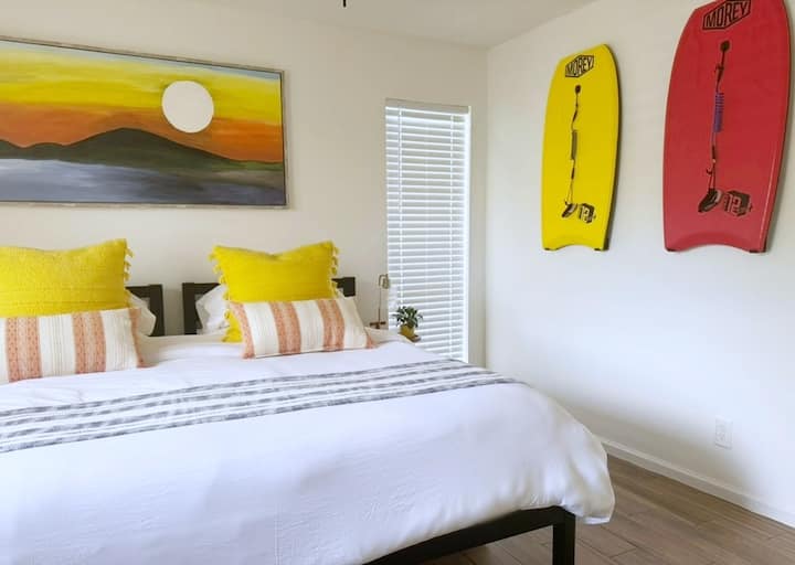 宽敞明亮的客房配备一张特大号床（带转换套件，因此中间没有奇怪的空间）或两张单人床。 预订时需要指定您的偏好。 Boogey板是功能性艺术！ 您可以随时使用。