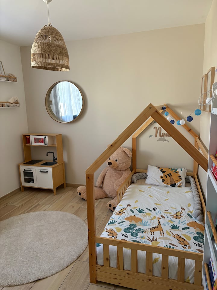 ห้องเด็กพร้อมเตียงเดี่ยวขนาด 90x190 ซม. สามารถเพิ่มเตียงเด็กเล็ก ฟูกนอนเดี่ยว หรือเตียงพับบนฐานรองที่นอนขนาด 90x190 ซม. ที่สามารถรองรับผู้ใหญ่ 1 คน เด็ก 2 คน และทารก 1 คน